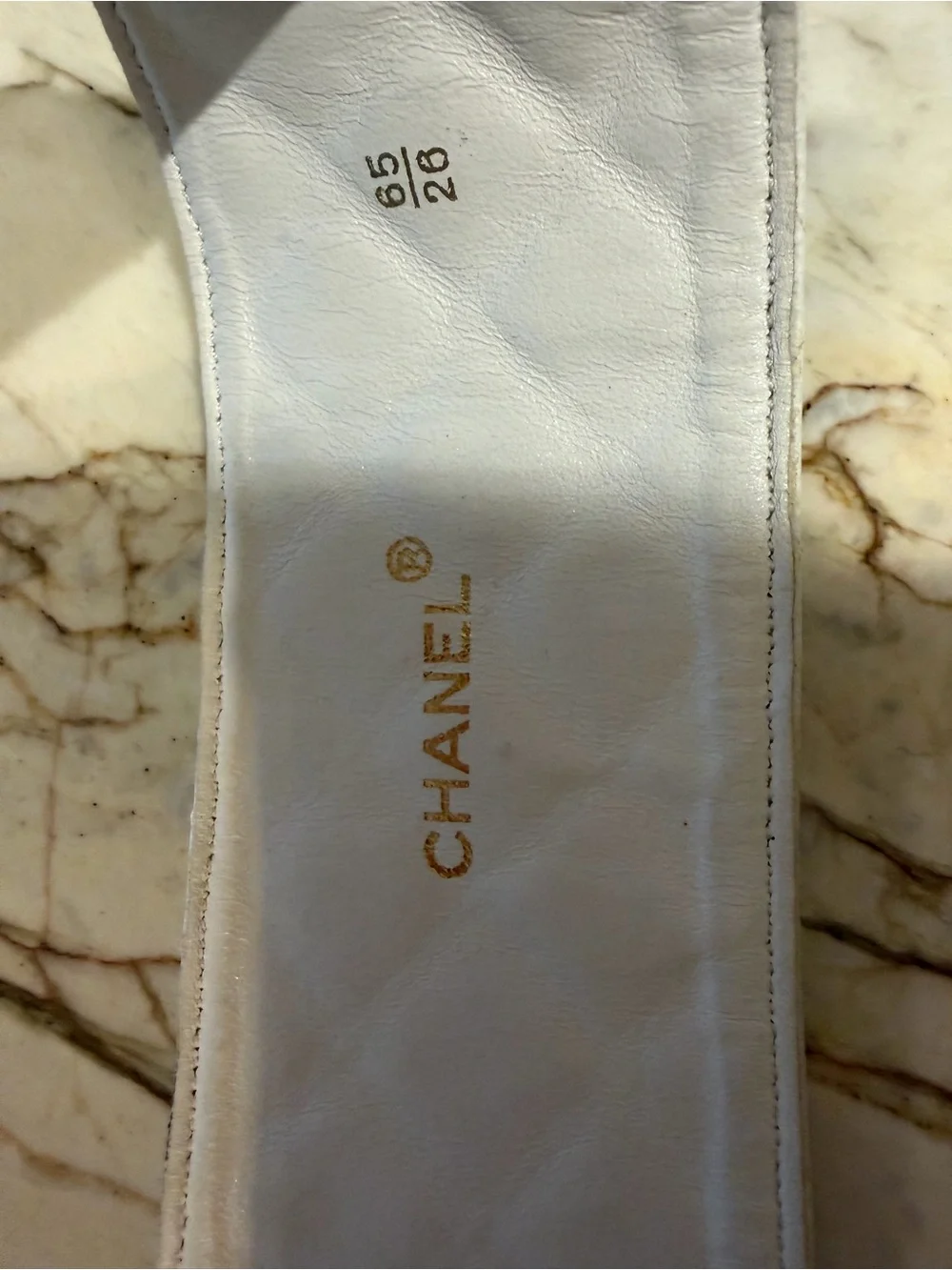 CHANEL White Quilted Leather Waist Belt with Gold CC Plaque